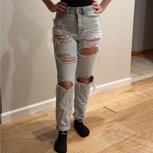 American eagle light washed mom jeans with rips size 00